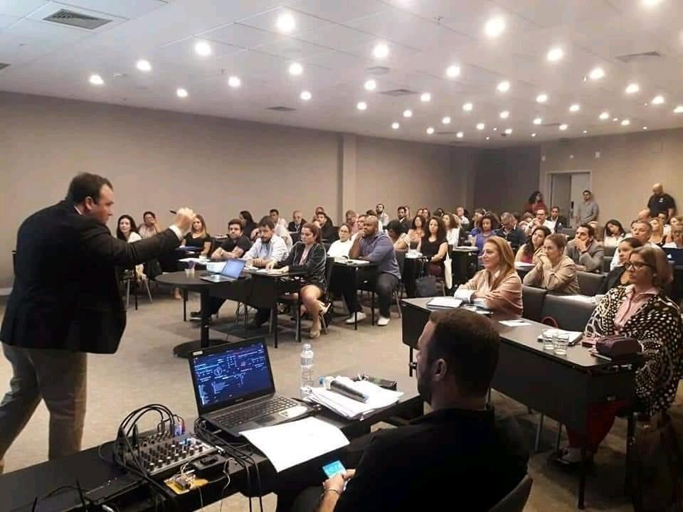 Palestra executiva para plateia corporativa